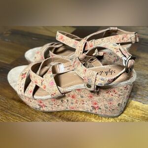 Style & Co Floral Wedge Sandals - Tan
Like new, size 6m